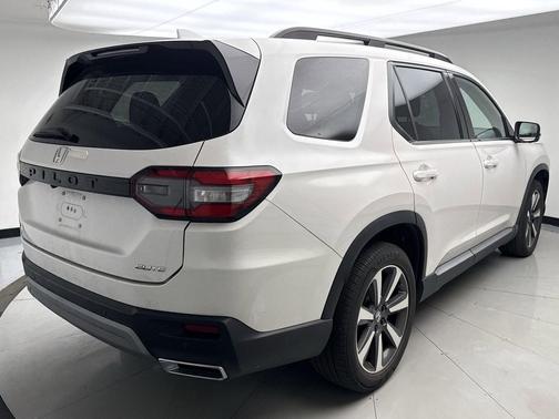 Platinum White 2023 Honda Pilot AWD Elite