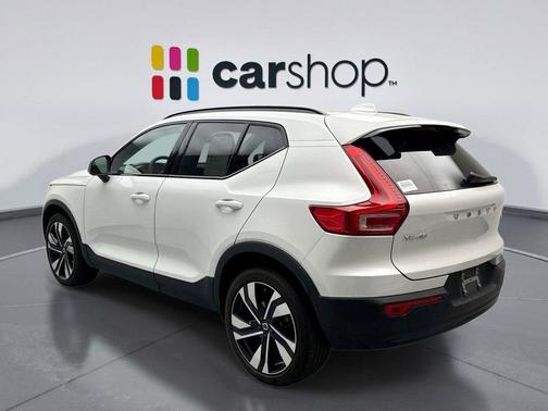 2024 Volvo XC40 B5 Ultimate Dark Theme