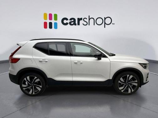 2024 Volvo XC40 B5 Ultimate Dark Theme