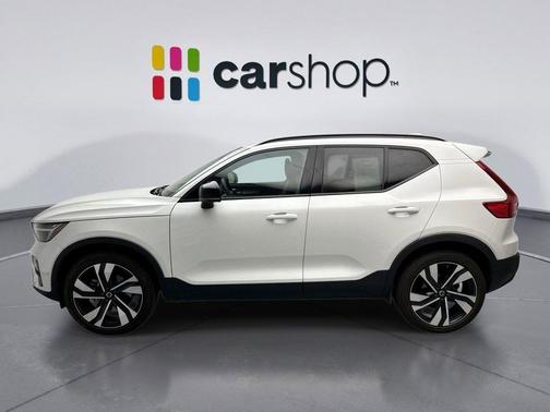 2024 Volvo XC40 B5 Ultimate Dark Theme