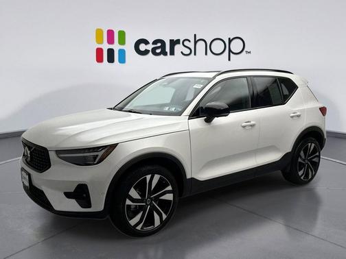 2024 Volvo XC40 B5 Ultimate Dark Theme