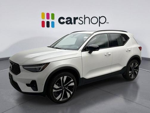 2024 Volvo XC40 B5 Ultimate Dark Theme