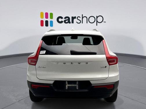 2024 Volvo XC40 B5 Ultimate Dark Theme