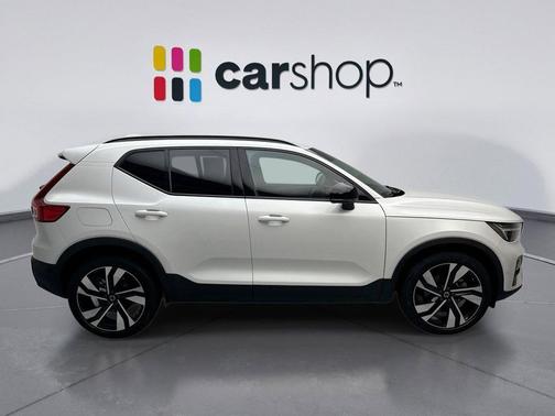 2024 Volvo XC40 B5 Ultimate Dark Theme