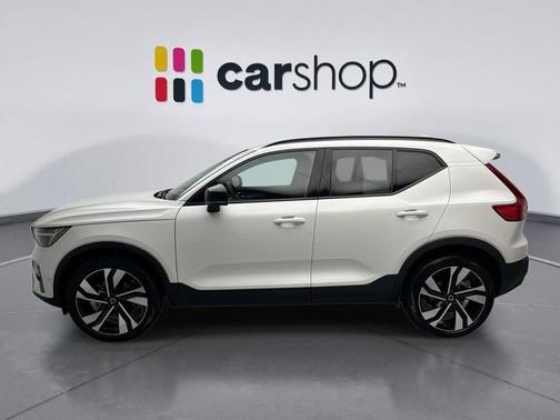 2024 Volvo XC40 B5 Ultimate Dark Theme