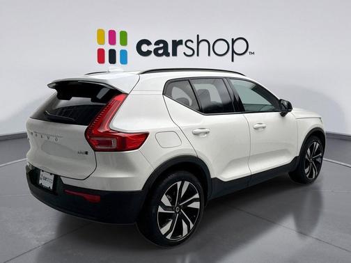 2024 Volvo XC40 B5 Ultimate Dark Theme