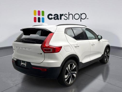2024 Volvo XC40 B5 Ultimate Dark Theme
