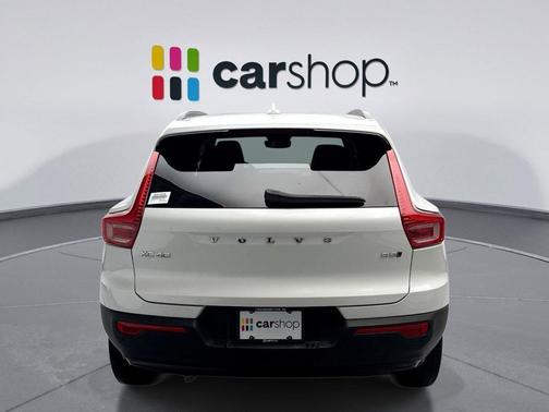 2024 Volvo XC40 B5 Ultimate Dark Theme