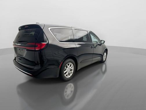 Brilliant Black Crystal Pearlcoat 2023 Chrysler Pacifica Touring L