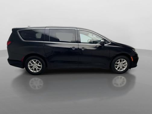 Brilliant Black Crystal Pearlcoat 2023 Chrysler Pacifica Touring L