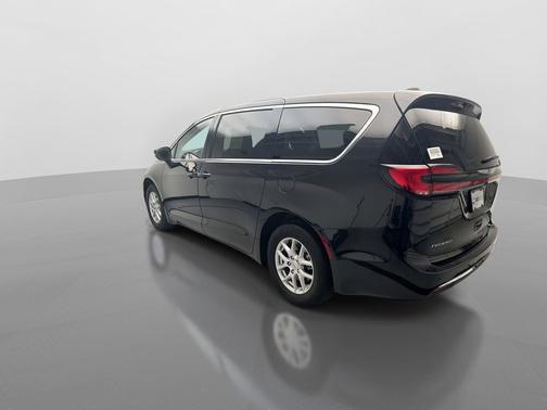 Brilliant Black Crystal Pearlcoat 2023 Chrysler Pacifica Touring L
