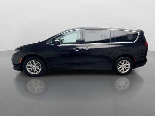 Brilliant Black Crystal Pearlcoat 2023 Chrysler Pacifica Touring L