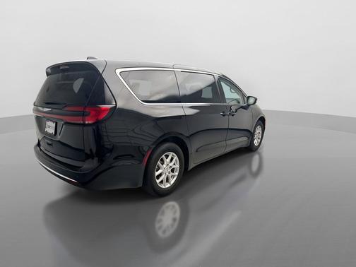 Brilliant Black Crystal Pearlcoat 2023 Chrysler Pacifica Touring L