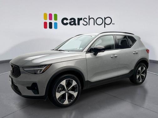 Vapour Gray 2025 Volvo XC40 B5 Plus Dark Theme