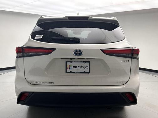 Blizzard Pearl 2021 Toyota Highlander Hybrid XLE