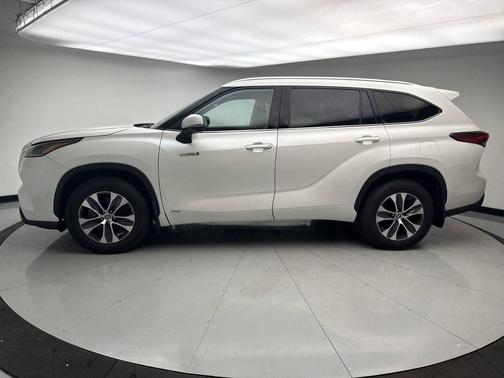 Blizzard Pearl 2021 Toyota Highlander Hybrid XLE