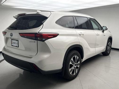 Blizzard Pearl 2021 Toyota Highlander Hybrid XLE