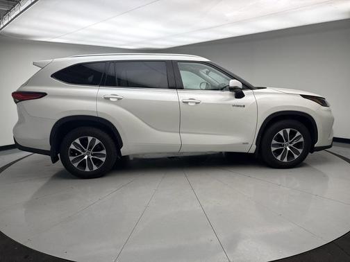 Blizzard Pearl 2021 Toyota Highlander Hybrid XLE