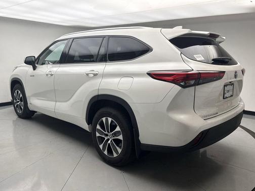 Blizzard Pearl 2021 Toyota Highlander Hybrid XLE