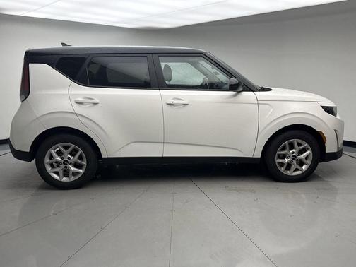 Clear White/Black Roof 2025 Kia Soul S