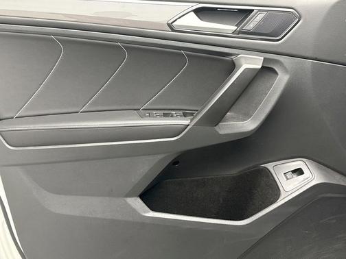 Deep Black Pearl 2022 Volkswagen Tiguan 2.0T SE R-Line Black 4MOTION
