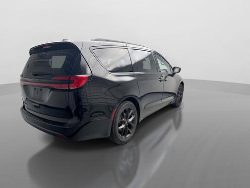 Diamond Black Crystal Pearlcoat 2025 Chrysler Pacifica Limited