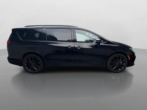 Diamond Black Crystal Pearlcoat 2025 Chrysler Pacifica Limited