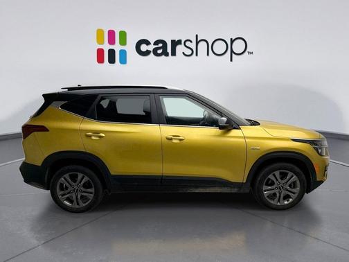 Starbright Yellow/Black Roof 2023 Kia Seltos S