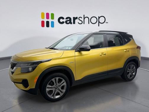 Starbright Yellow/Black Roof 2023 Kia Seltos S