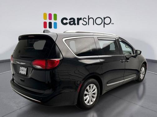 Brilliant Black Crystal Pearlcoat 2018 Chrysler Pacifica Touring-L