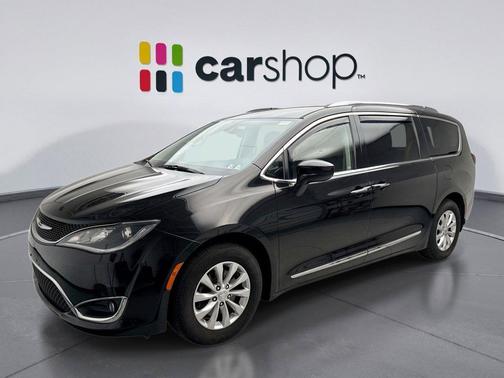 Brilliant Black Crystal Pearlcoat 2018 Chrysler Pacifica Touring-L