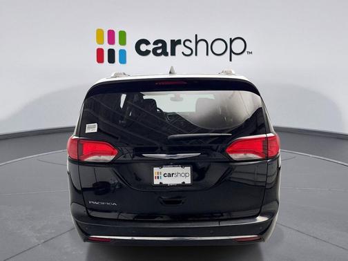 Brilliant Black Crystal Pearlcoat 2018 Chrysler Pacifica Touring-L