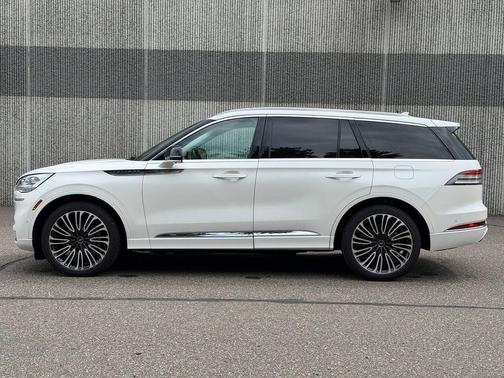 Pristine White Metallic Tri-Coat 2023 Lincoln Aviator Black Label AWD