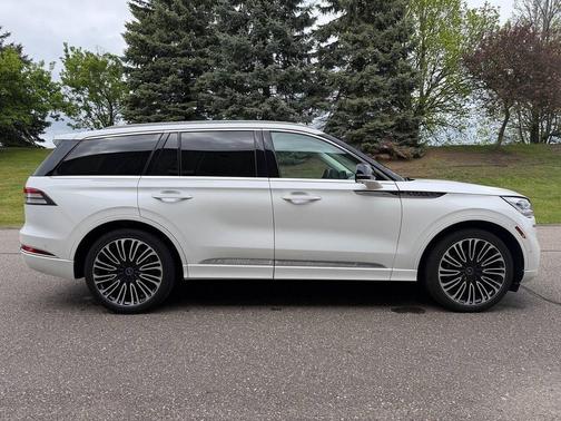 Pristine White Metallic Tri-Coat 2023 Lincoln Aviator Black Label AWD