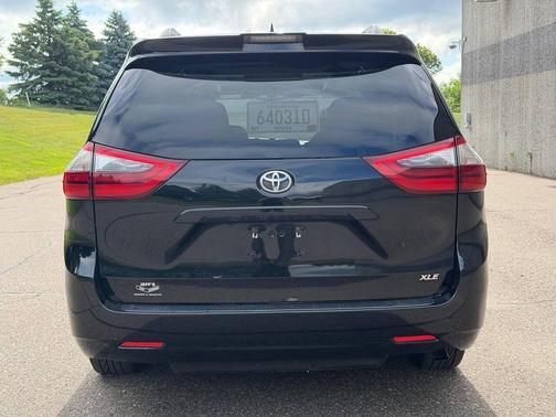 Midnight Black Metallic 2020 Toyota Sienna XLE Premium