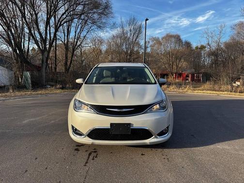 Tusk White 2017 Chrysler Pacifica Touring
