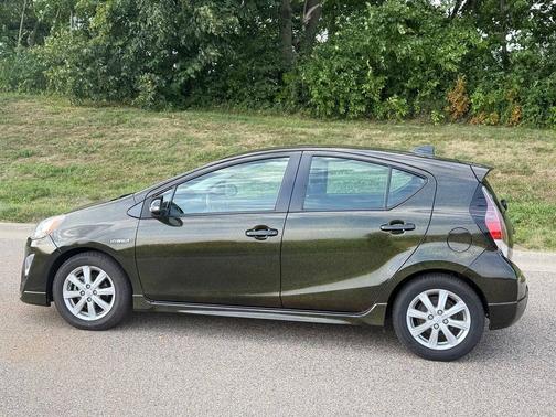 Black Sand Pearl 2017 Toyota Prius c Four