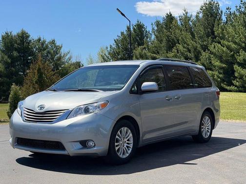 Silver Sky Metallic 2015 Toyota Sienna XLE