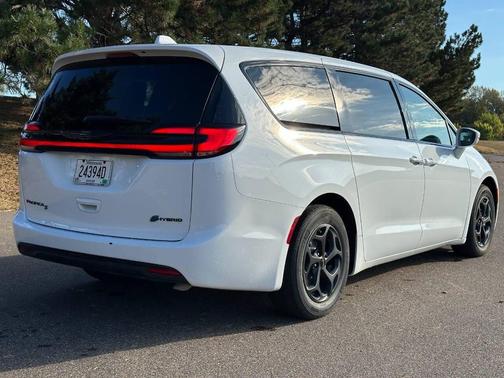 2022 Chrysler Pacifica Hybrid Touring L