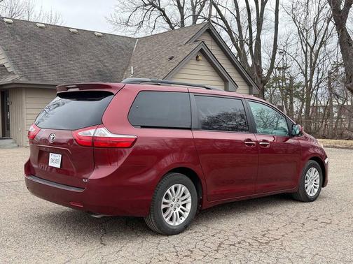 2017 Toyota Sienna XLE