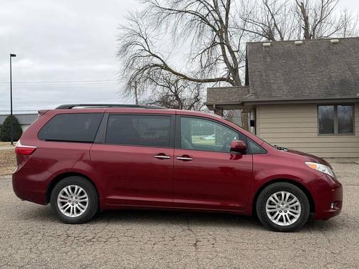 2017 Toyota Sienna XLE