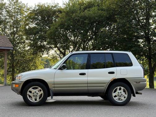 White Pearl Mica 2000 Toyota RAV4 Base