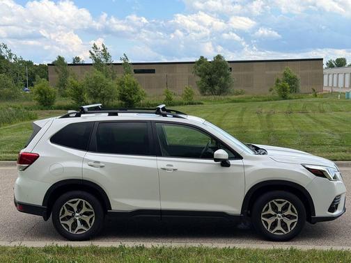 Crystal White Pearl 2022 Subaru Forester Premium