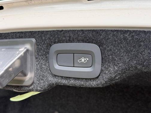 Crystal White Metallic 2020 Volvo S60 T5 Momentum