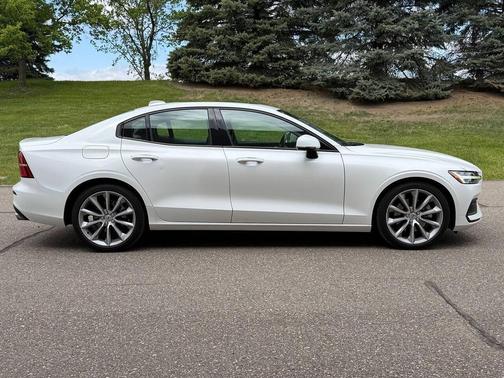 Crystal White Metallic 2020 Volvo S60 T5 Momentum