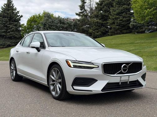 Crystal White Metallic 2020 Volvo S60 T5 Momentum