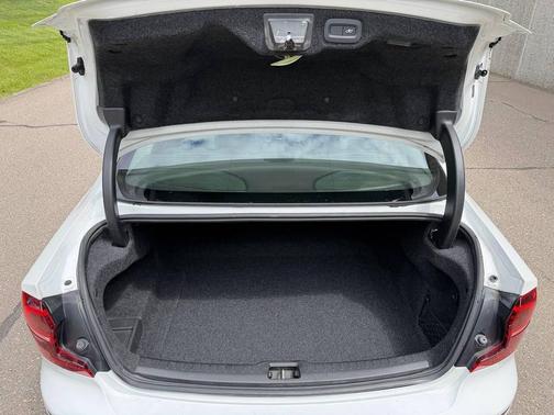 Crystal White Metallic 2020 Volvo S60 T5 Momentum