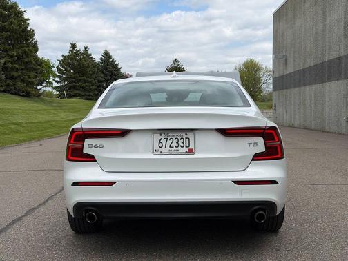 Crystal White Metallic 2020 Volvo S60 T5 Momentum