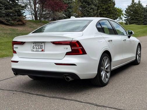 Crystal White Metallic 2020 Volvo S60 T5 Momentum