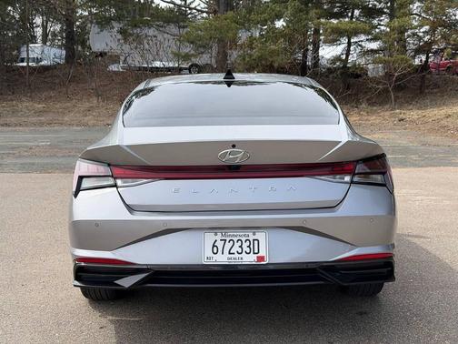 Shimmering Silver Pearl 2022 Hyundai ELANTRA Limited